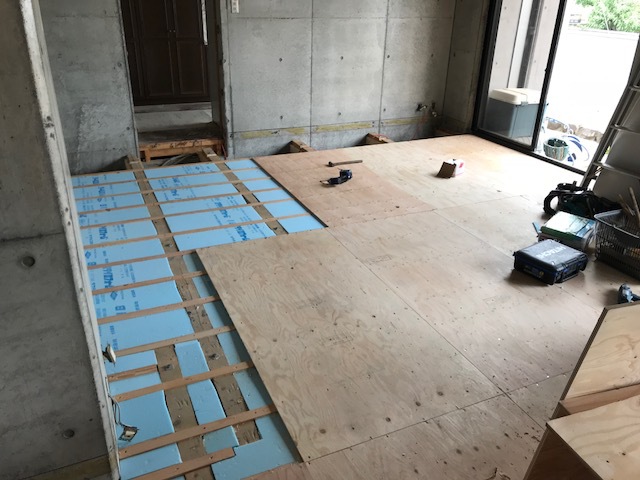 築30年の床に床暖房をするリフォーム リサブレア 神戸のインテリアデザインショップ